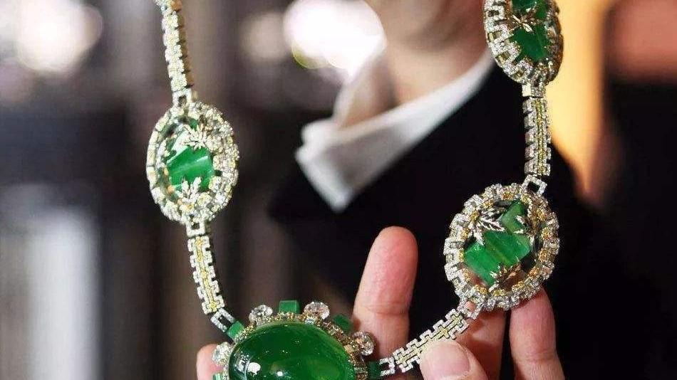 翡翠|价值5亿6千万的翡翠长城，除了种水好以外，色也很辣