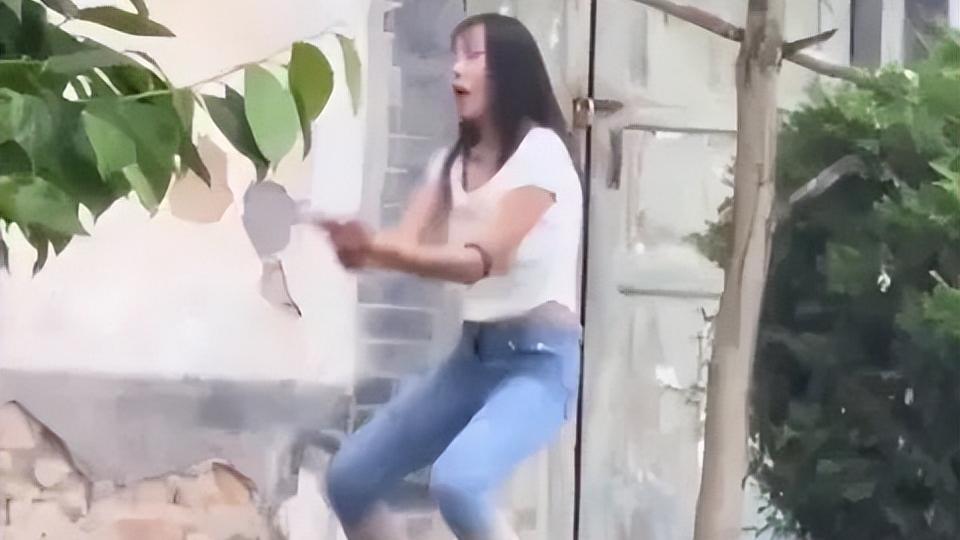 女子为做网红，家也不顾、饭也不做，网友：要想成功，必先发疯