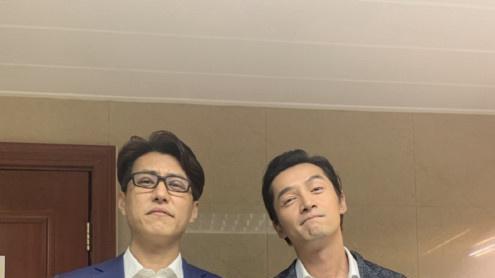 胡歌|胡歌罕见更新动态，晒出剪刀手图片，疑似县委大院定档国庆