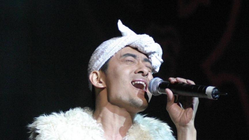 李一桐|阿宝近状显落魄，一人喝酒情绪低落，同是草根明星大衣哥截然不同