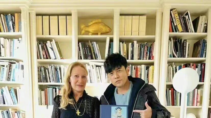 周杰伦|破次元壁！周杰伦夫妇和毕加索孙女梅西合照，侯佩岑才是白月光