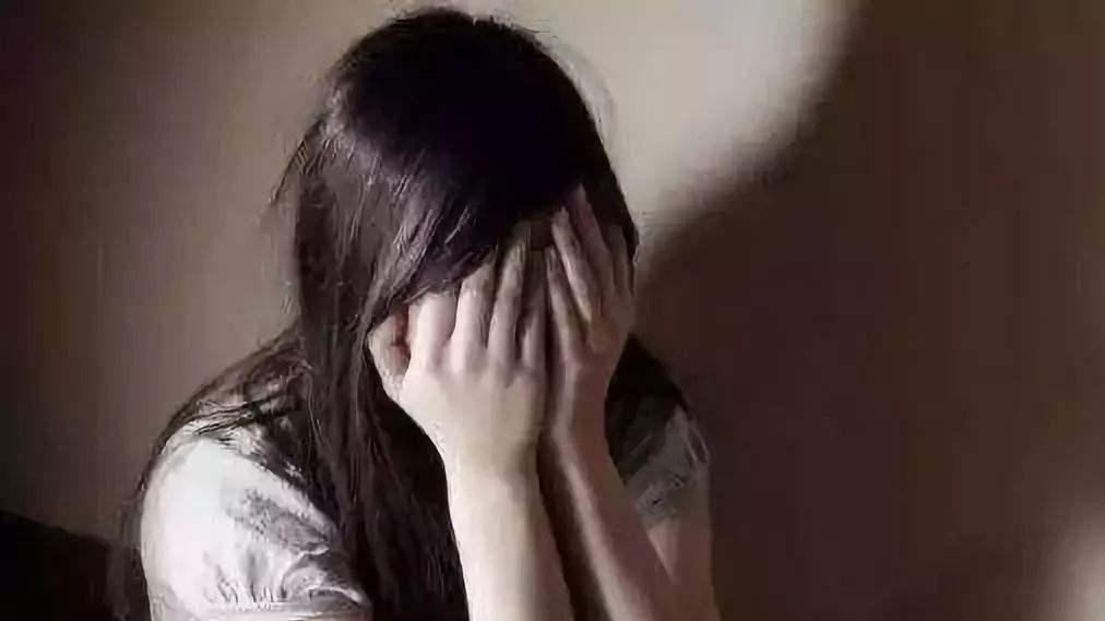 故意隐瞒同意的性行为，是否侵犯性自主权，构成强奸罪？