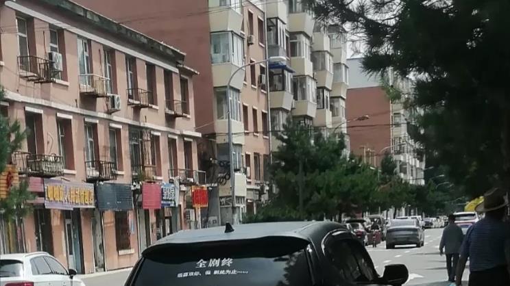 潜龙神彩 从四楼掉下来几块玻璃，是偶然吗？