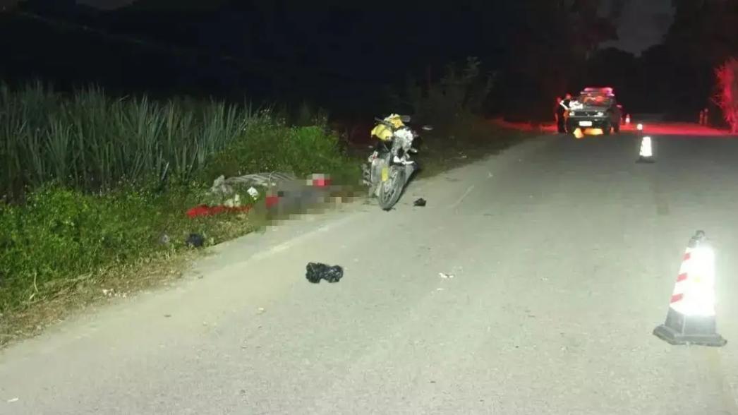 江苏徐州，一男子无证驾驶无牌摩托车，撞上电杆身亡后。家属把三个单位告上法庭