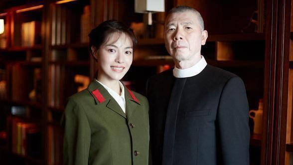 成龙|93年的她被冯小刚捧红，成龙接着再捧，年纪轻轻就深受大佬宠爱