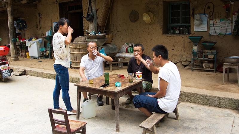 弟弟买房姐姐不愿掏钱被群嘲，弟媳装哭被发现惨遭姐夫报复，父母拉偏家导致姐弟闹掰！
