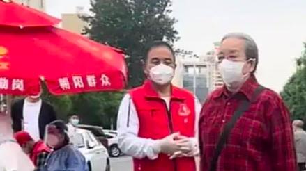 李明启|86岁李明启做核酸被偶遇，着装朴素腰杆笔直，与路人合影超和蔼！