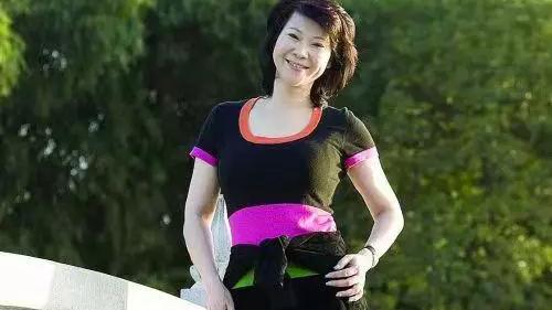 曹燕华|乒乓女神曹燕华：烟酒不离手照样拿冠军，57岁时再婚嫁给小鲜肉