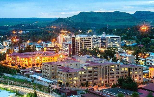 全球最大的国中之国，面积3万平方公里，被南非包围，实行一夫多妻