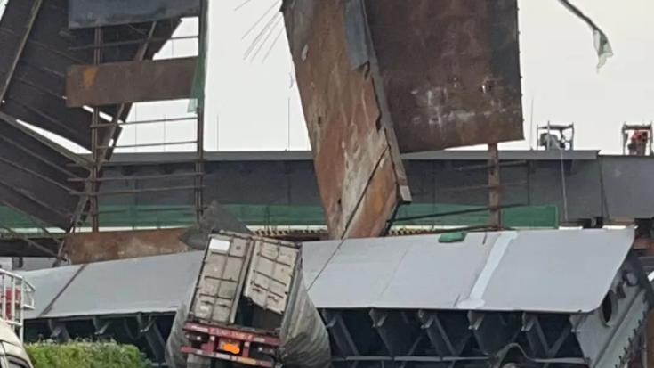 突发！广东一在建高架垮塌，现场有货车被砸中