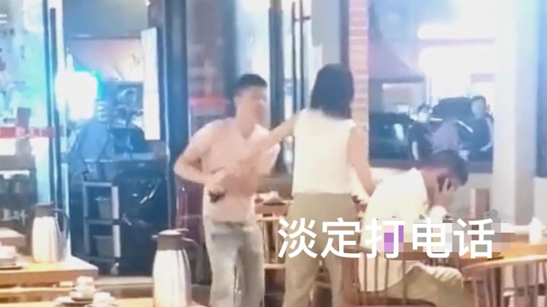 男子撞破妻子跟他人约会，夫妻俩吵成一团，男子旁边淡定玩手机