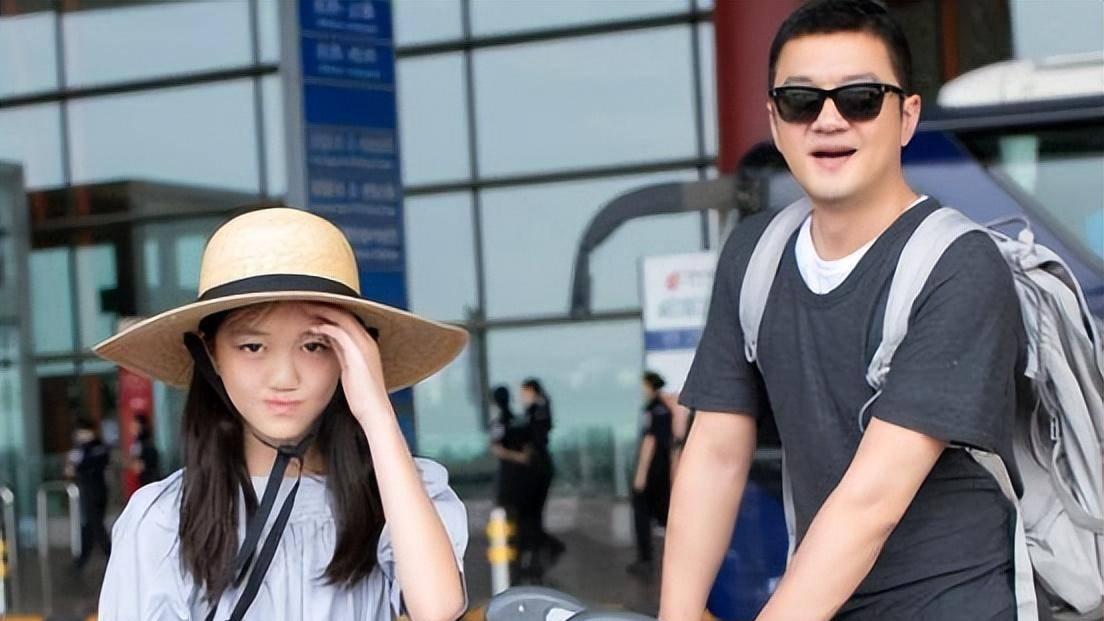 李亚鹏|李亚鹏晒全家福首次曝光小女儿，与女儿嘟嘴亲吻，小女儿酷似李嫣