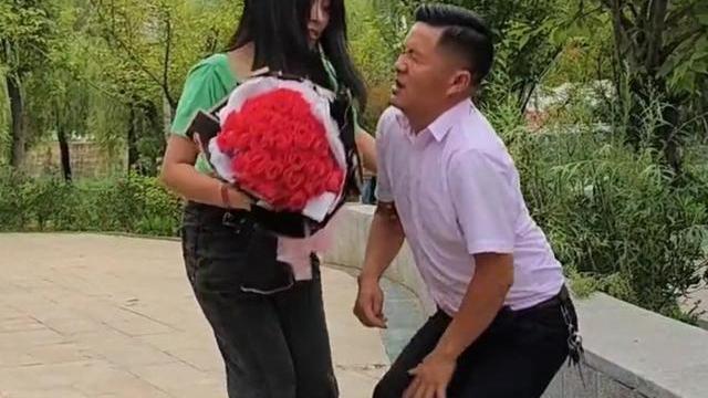 回顾女子见相亲对象，误把腿麻的男子当瘸子，伤心离去错过好姻缘