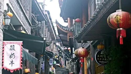苗寨|中国唯一留下石板街的古镇，被誉为“天然博物馆”，你去过吗？