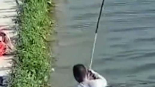 腹股沟疝|盘黑坑鱼竿拉跑，男子穿着衣服下水捞起26斤大鱼，钥匙和鞋又丢了