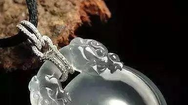 |10万切出80多条手镯，你和千万富翁之间就只差一块石头！