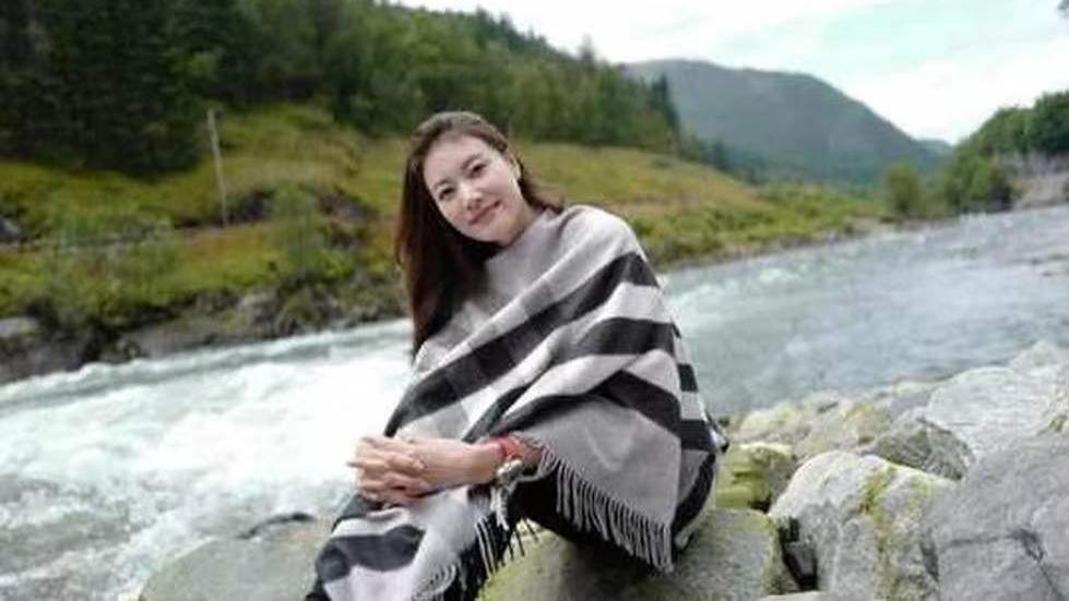 谢杏芳|林丹携全家游玩！谢杏芳变化大+换发型妩媚，夫妻保持距离显冷漠