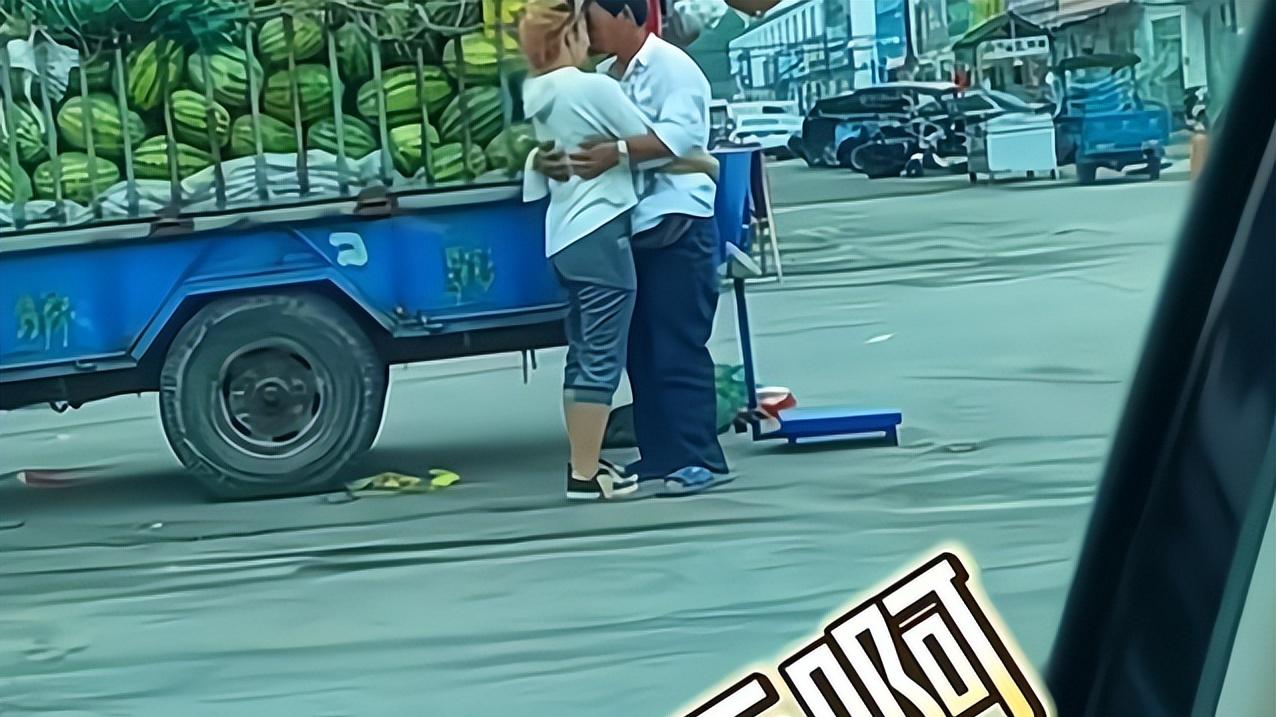 男子偶遇前任摆摊，直言：她本应该吃香的喝辣的，奈何眼瞎