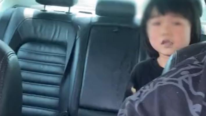 山东一男子载迷路女孩追妈妈，找到妈妈女孩瞬间气鼓鼓：我找你咧