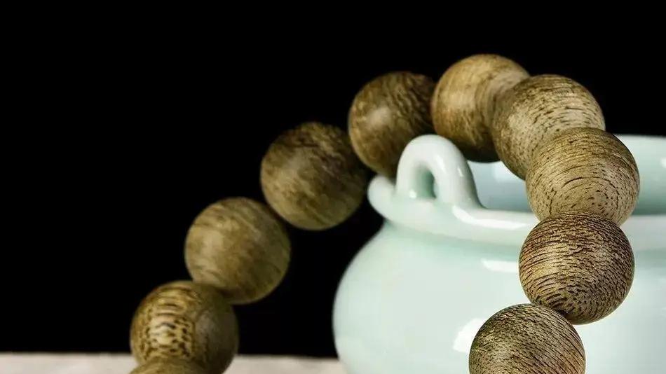 沉香手串|影响沉香手串市价的因素，主要有哪些？