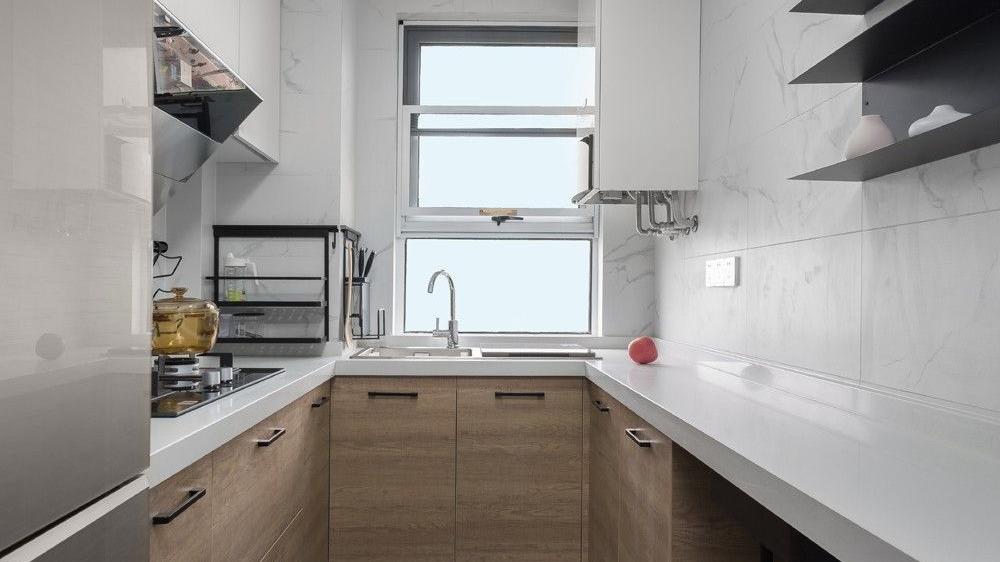 不买沙发，舍弃餐桌，阳台打一排矮柜，一进客厅被惊艳了！