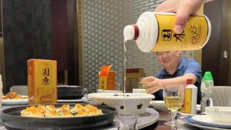 内蒙古土豪新房竣工，请客开了30瓶茅台全部倒掉，邻居摇头叹息