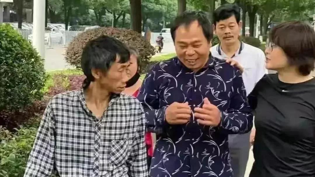 超模 袁立低调出行，素色穿搭难掩发福身材，短发造型十分帅气