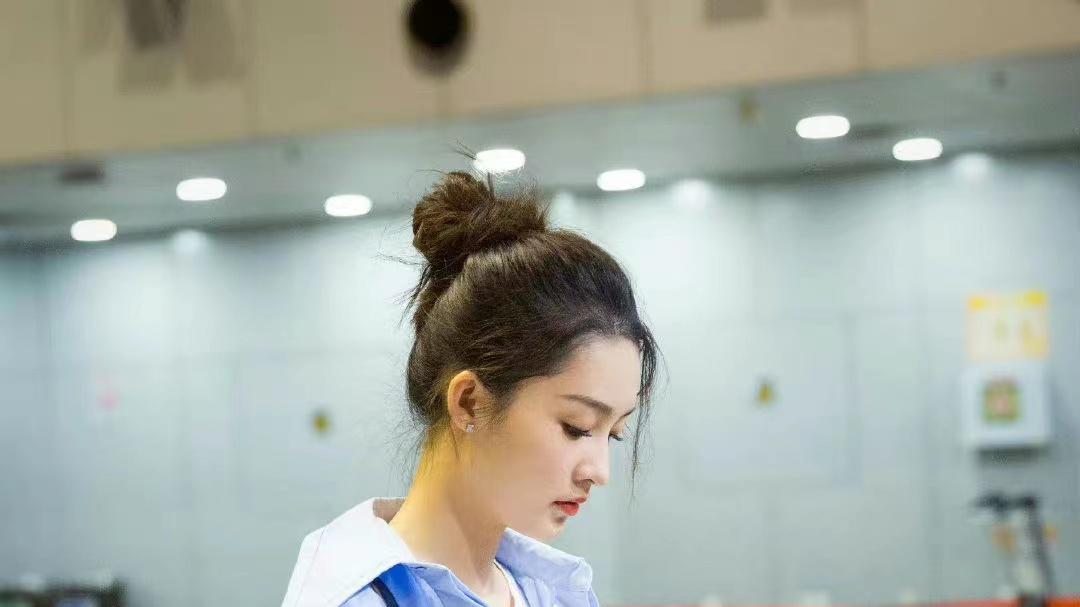 李沁|李沁机场私服，天蓝衬衫配深蓝阔腿牛仔裤，时尚清新又有范
