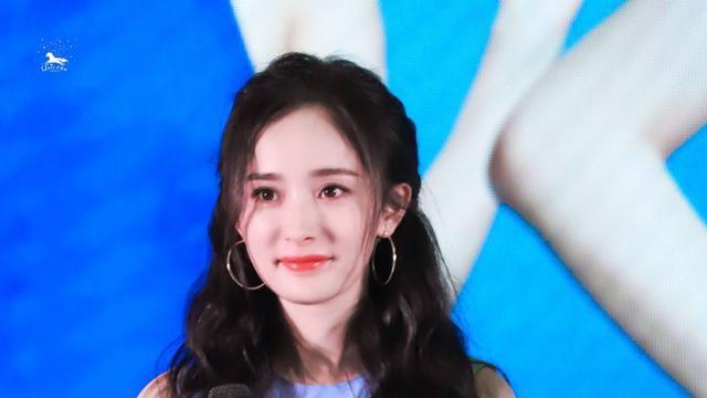 杨幂|被杨幂惊艳到了！穿蓝色仙女裙清纯甜美，如初恋女神般让人心动