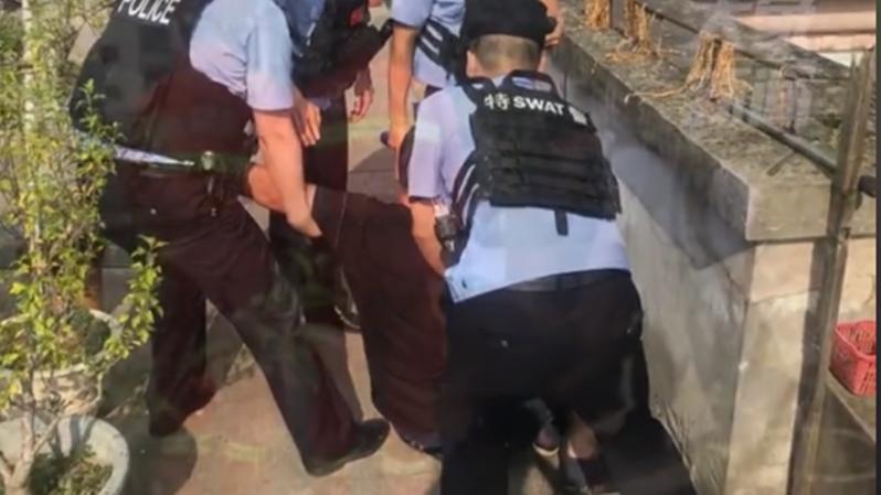 湖北一男子和主播奔现，吃喝玩乐把钱花光后，被抛弃想不开要跳楼