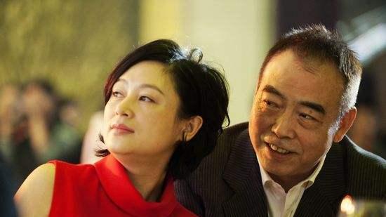 陈凯歌|陈凯歌小9岁前妻定居法国！身材发福白发满头，生活悠闲自在