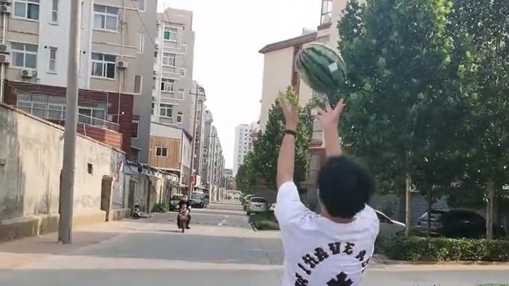 山东一男子把西瓜当篮球抛玩，结局没让人失望，做人不要太嘚瑟！