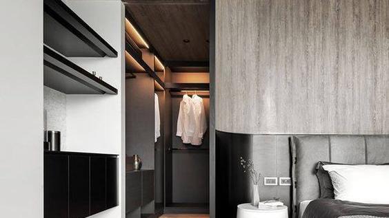 装修真没必要处处省钱，床头一侧弧形过渡，瞬间腾出一个衣帽间