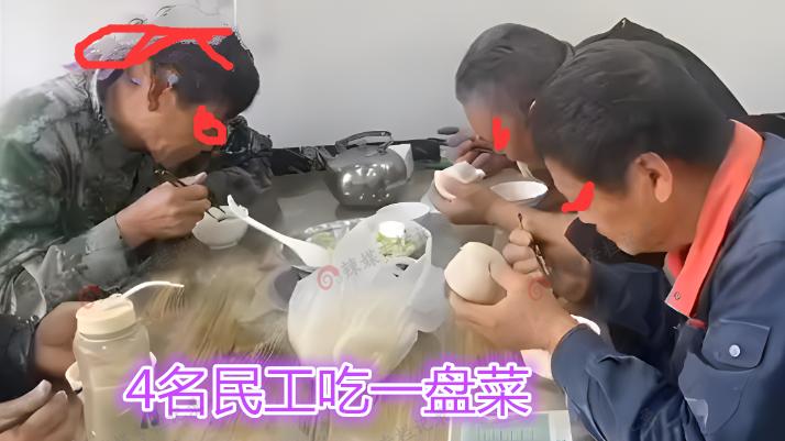心酸！4名民工连续7天只吃一盘白菜，餐馆老板：他们说省钱拿回家