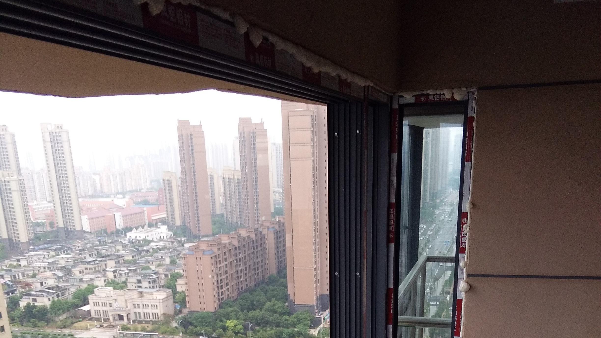 阳台的窗户用什么既能防尘又能通风？