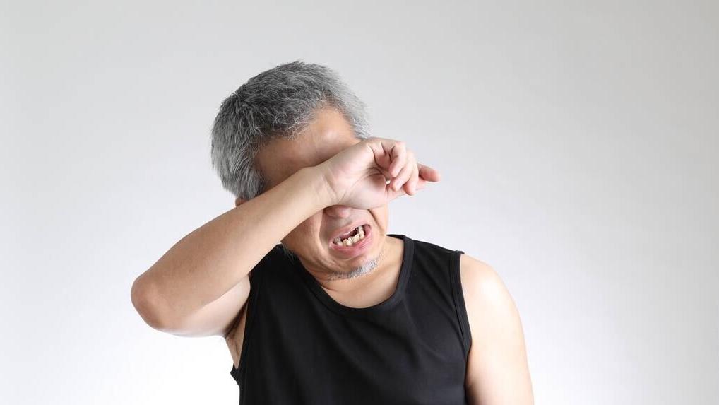 60岁保姆照顾雇主10年，离职后，雇主儿子给她送来15万，保姆泪目