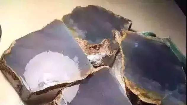 翡翠|一块价值660万看似完美的翡翠原石，一刀切开赌主当场晕倒！