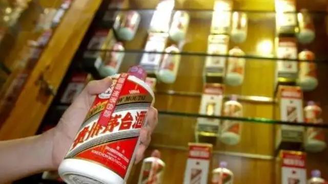 山东一老板请客，喝掉2瓶30年茅台，保姆收走空瓶竟卖出“天价”