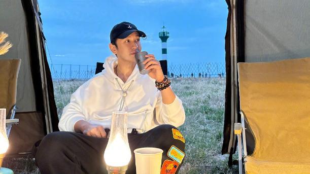 黄晓明|曝黄晓明和女友吃烛光晚餐，被拍照大方看镜头，与杨颖复婚或成空