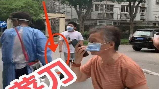 上海核酸现场10岁男孩手持菜刀要砍人：递刀人比行凶者更可怕