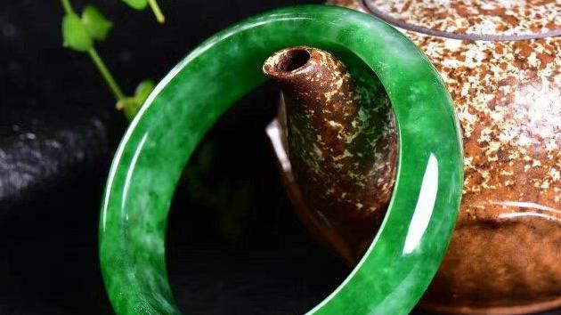 翡翠手镯|翡翠手镯的样式特别多，对于翡翠手镯的挑选，成了一个很大的难题