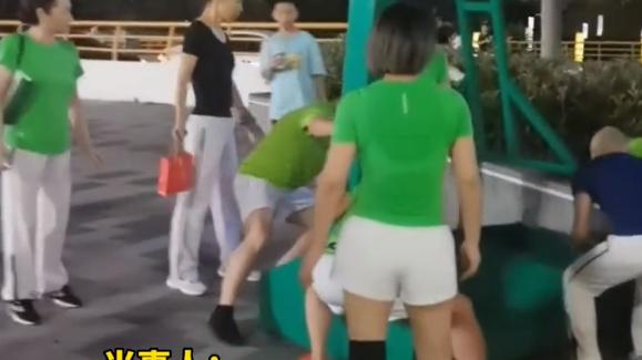 浙江广场舞大妈为跳舞，竟合力搬走篮球架，孩子家长：行为很自私