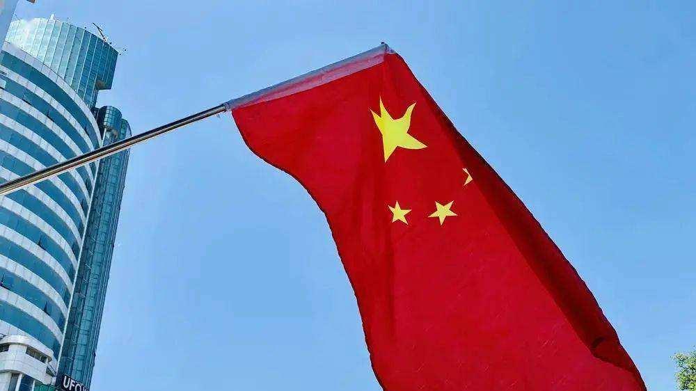 小伙12小时用5万颗辣椒拼五星红旗：用丰收祝福祖国