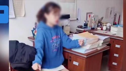 教师|年轻女教师在办公室模拟开车，看到服装打扮后，网友：不太合适吧