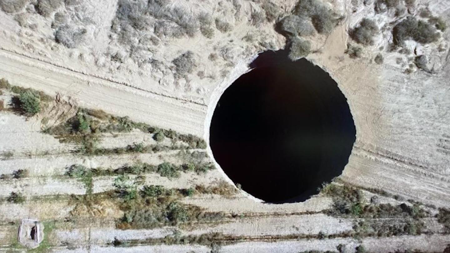 智利地表突坠200米，形成直径25米巨大天坑，科学家还没有解释