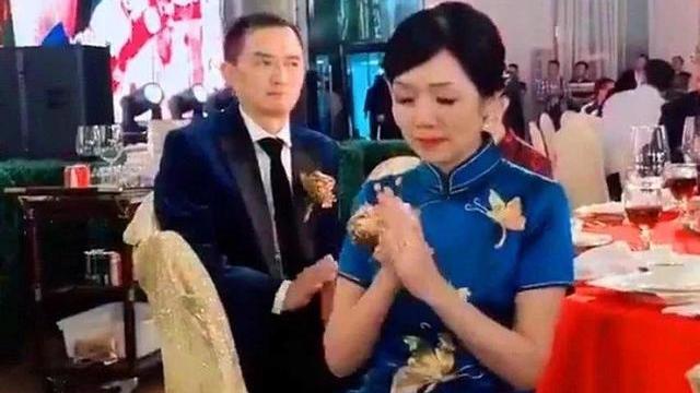 “最美丈母娘”火了！婚礼上掩面“哭泣”意外走红，原因让人泪目