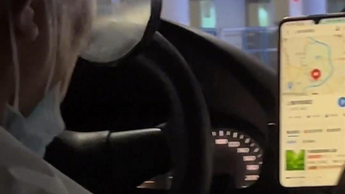 手机导航|?出租车司机用放大镜看手机导航？