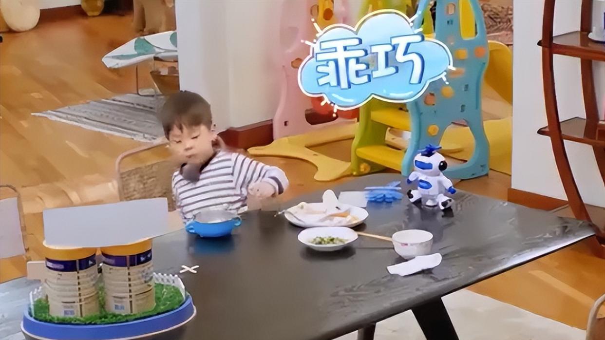 |霍思燕吃完饭儿子把碗一个个收起来，不是他幸运，她太会教育儿子