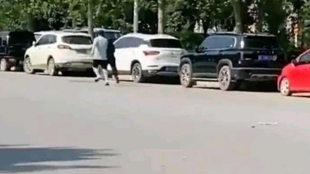 纪实：男子拒绝给大爷水瓶，被其子打伤，网友：这个世界怎么了？