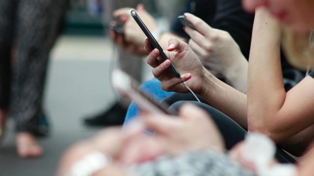 移动硬盘|手机销量暴跌，简析年轻人为何不再为新机频繁买单